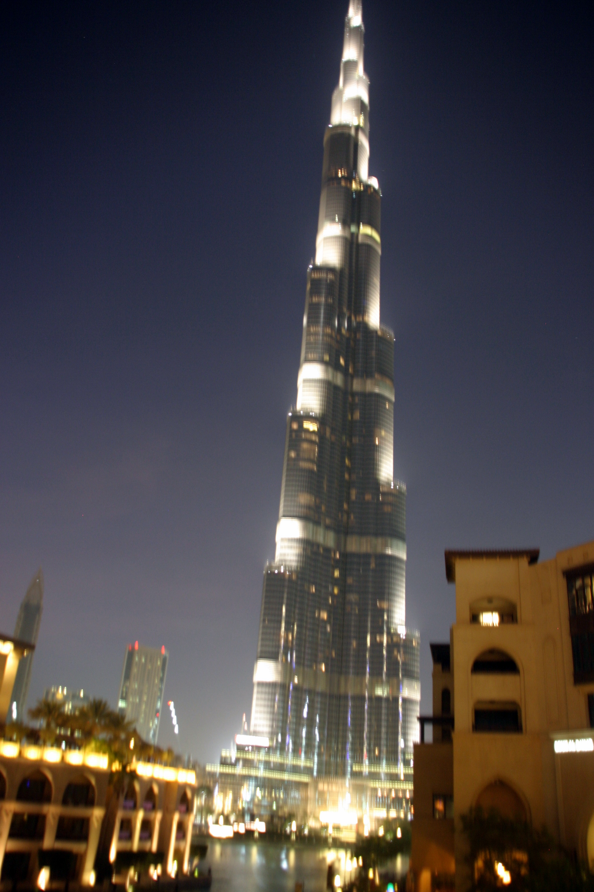 A Burj Khalifa 828 méter magasságával a világ legmagasabb felhőkarcolója, amely alaprajzát a természetből vették, mert pók liliomot alakú