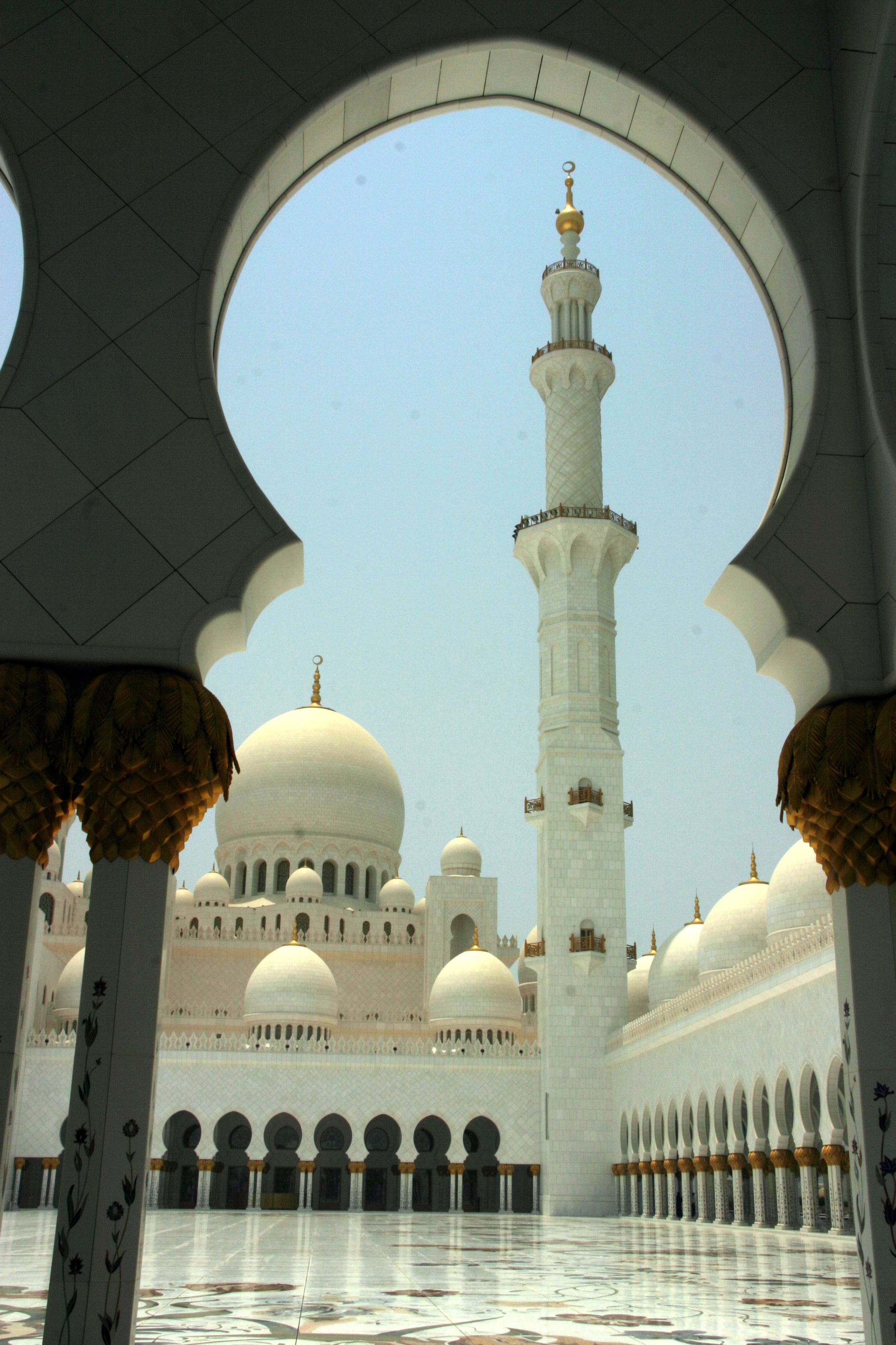 Sheik Zayed Nagymecset a világ legnagyobb mecsete volt amikor felépült (azóta már csak a 6. legnagyobb), a világ legnagyobb Swarovski csilláraival, és itt van a világ legnagyobb perzsa szőnyege