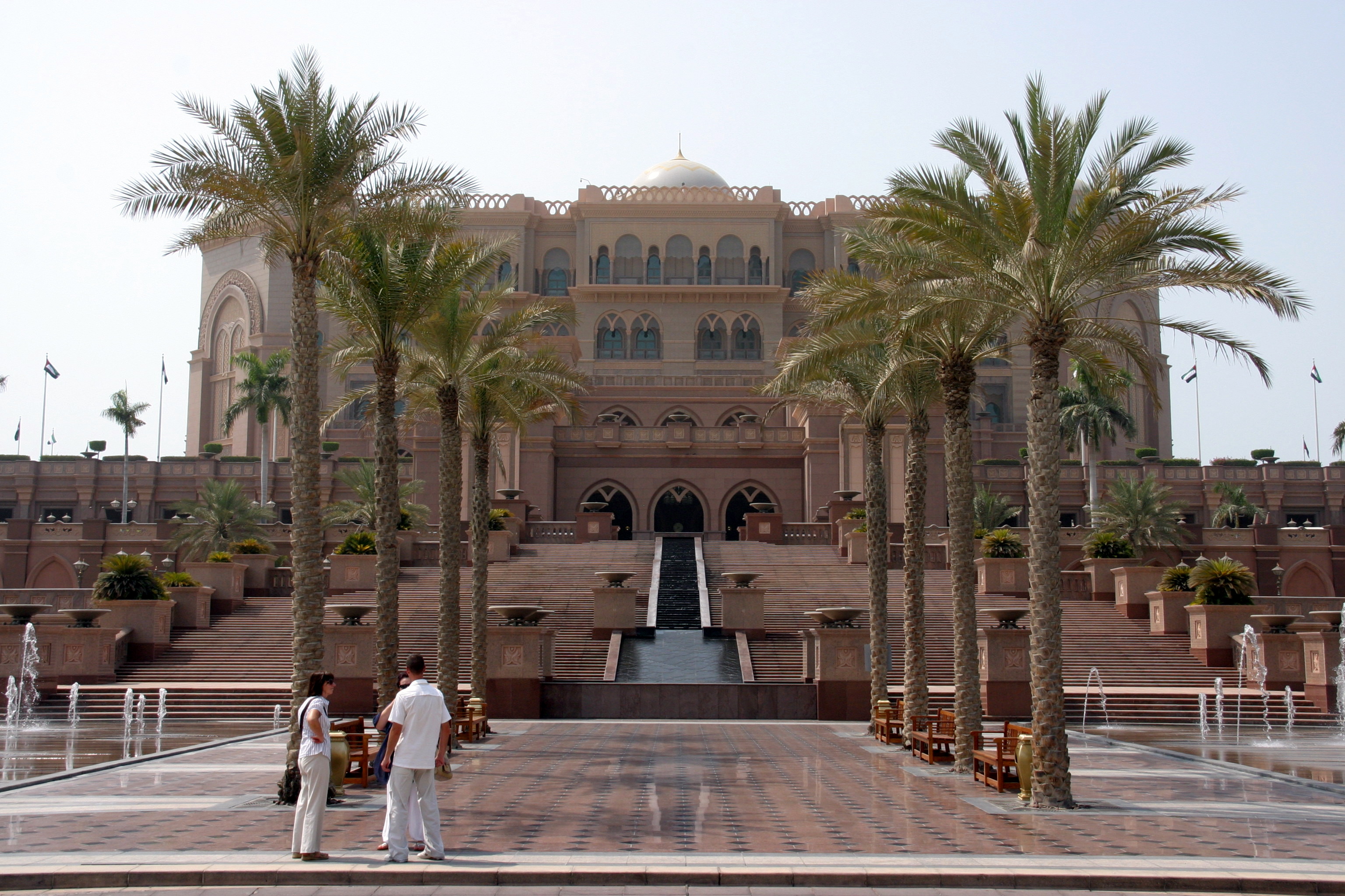 Emirates Palace a legdrágább és legelegánsabb hotel a városban, és a királyok és hercegek itt szoktak megszállni. A mezei turista is beteheti a lábát előzetes regisztrációval, és egy kötelező benti fogyasztással. Elég ehhez egy mezei kávét rendel, amit aranyporral szórnak meg.