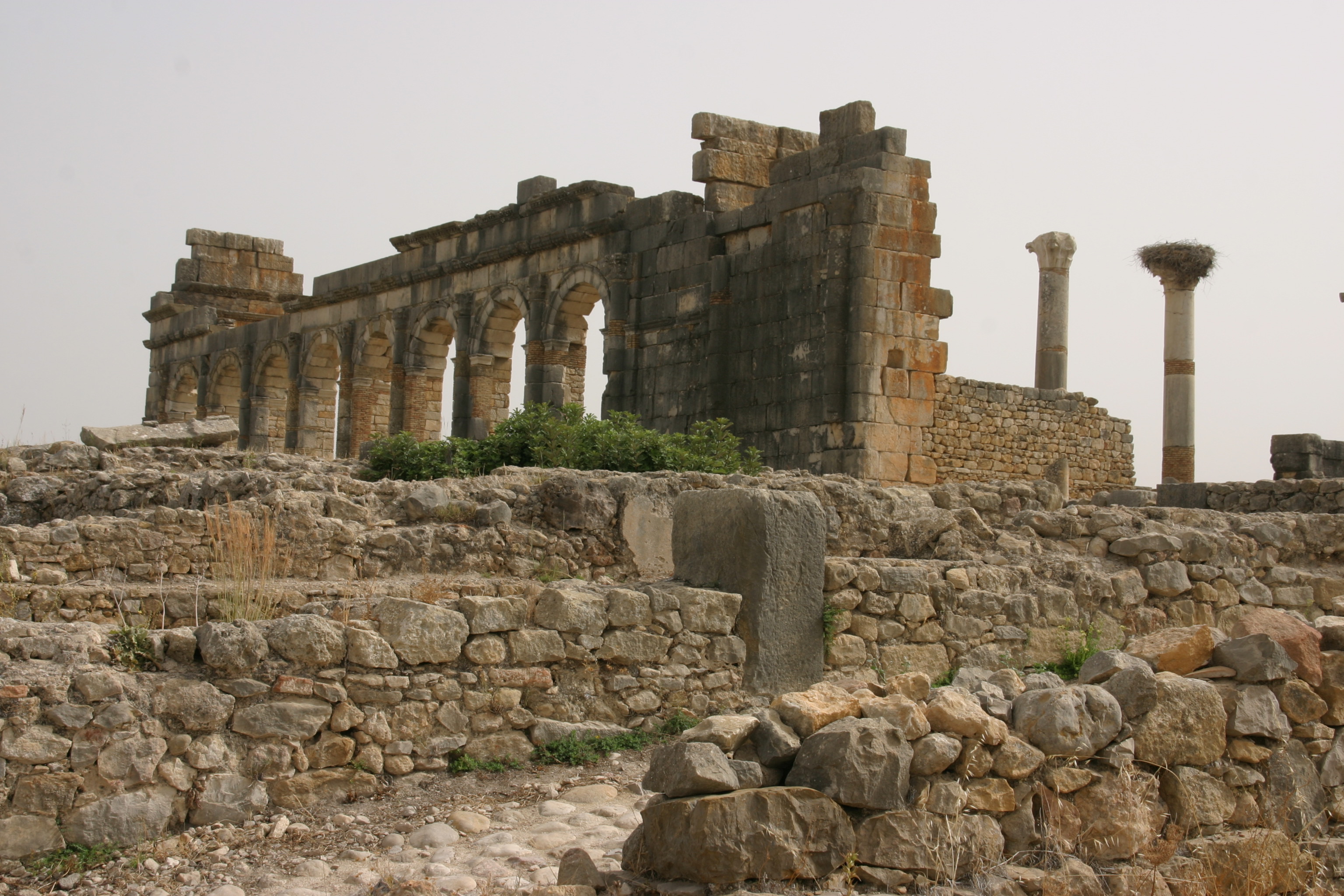 A római kori Volubilis az ország legjobban megmaradt romvárosa, a fekete afrikai területeket Európával összekötő karavánútvonal fontos állomásaként gazdagodott meg, majd a gazdagságát a karavánútvonal áthelyeződésével vesztette el, és nem sokkal utána el is néptelenedett