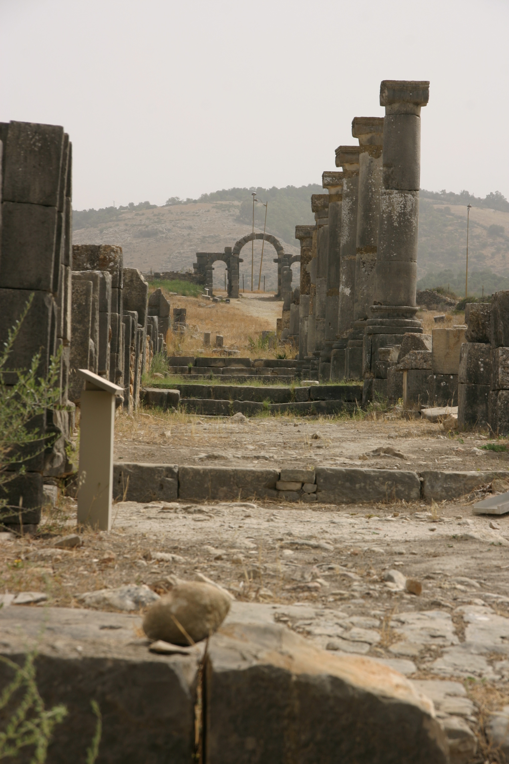 A római kori Volubilis az ország legjobban megmaradt romvárosa, a fekete afrikai területeket Európával összekötő karavánútvonal fontos állomásaként gazdagodott meg, majd a gazdagságát a karavánútvonal áthelyeződésével vesztette el, és nem sokkal utána el is néptelenedett