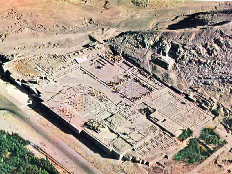 Az Achaemenida Birodalom volt a világ első szuperbirodalma, amely 3 kontinensre kiterjedt. A fővárosát Persepolist Nagy Sándor romboltatta le. Légifelvétel