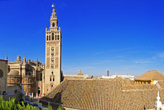 Sevilla: az almohád időszakban épült minaret, az ún. Giralda (ma a keresztény templommá átalakított mecset harangtornya)