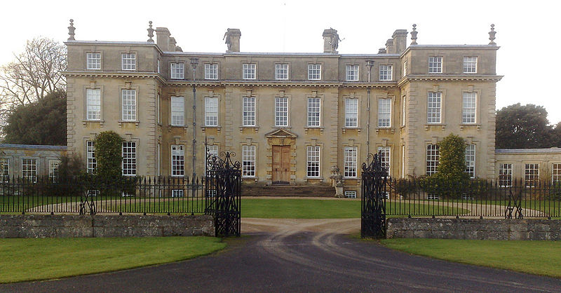 wikipedia 800px-Ditchleyfront2.jpg