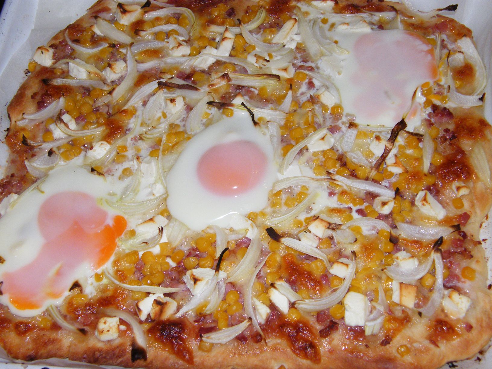 Baconös-fetás-tojásos pizza (1).JPG