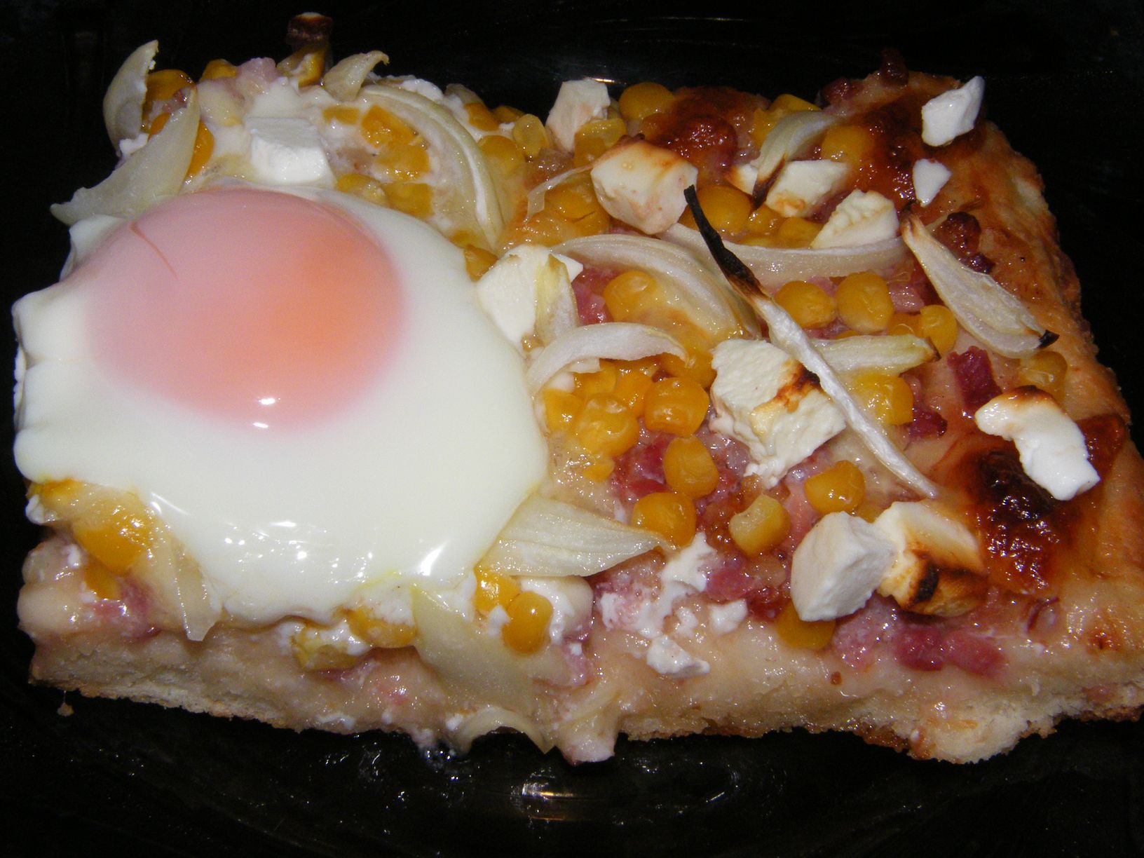 Baconös-fetás-tojásos pizza (2).JPG