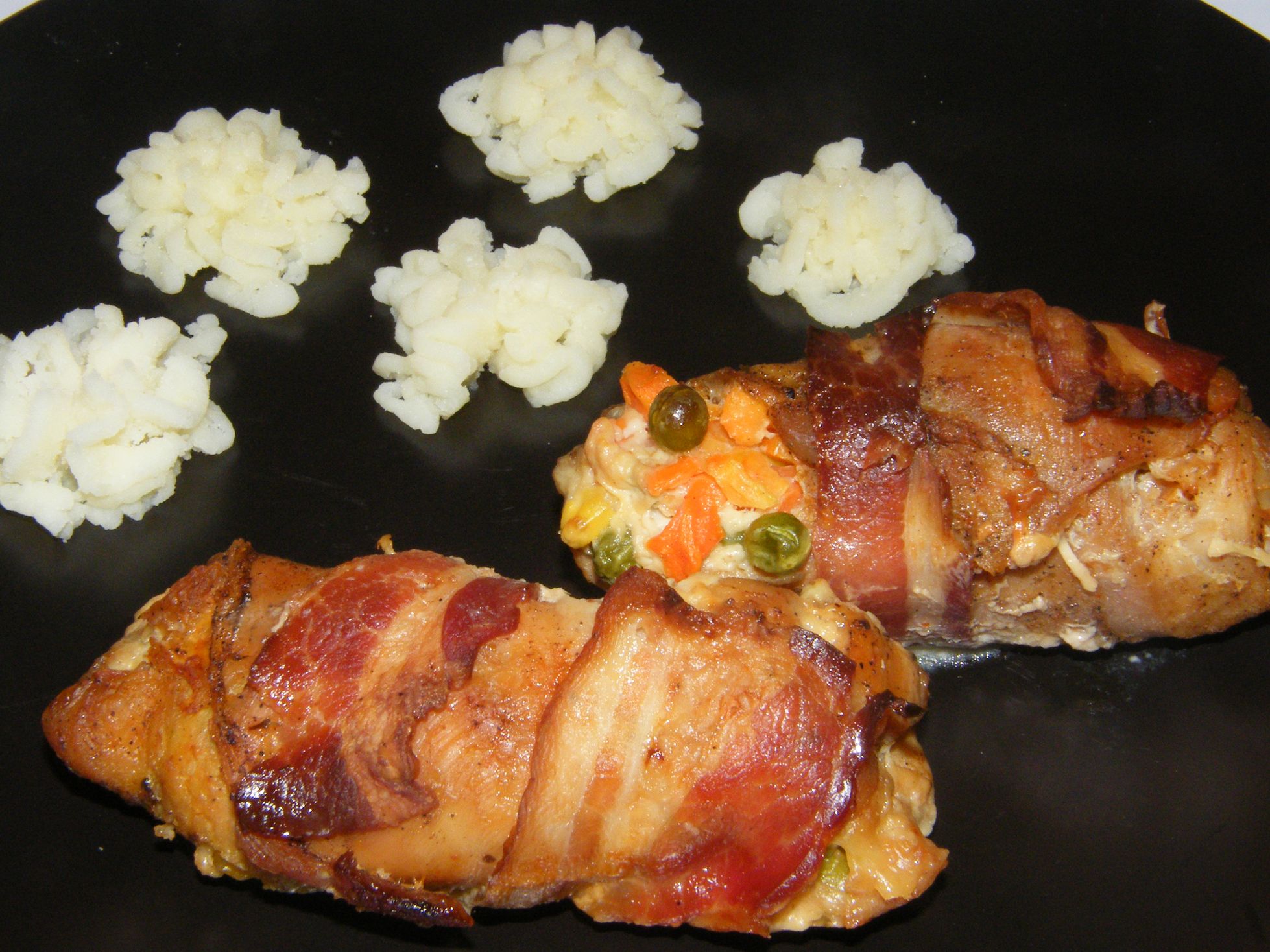 Baconös-zöldséges csirketekercs (1).JPG