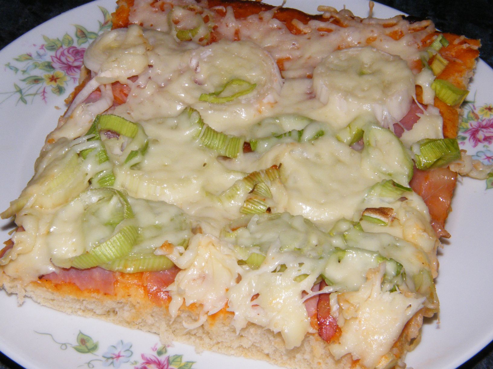 Póréhagymás-füstölt soknás pizza (2).JPG