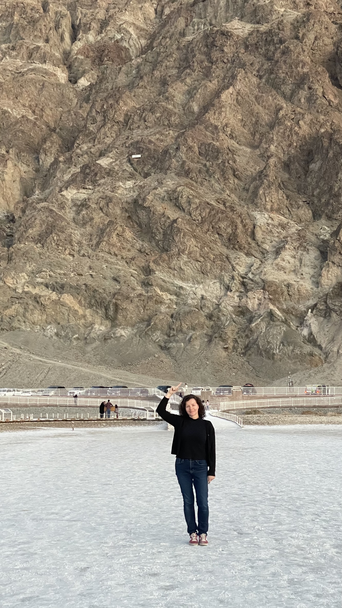 Death Valley, Badwater Basin – -86 méter tengerszint alatt – a legalacsonyabban fekvő pont Észak-Amerikában. Amerre mutatok, a hegyoldalban van egy kis fehér csík, az jelöli a tengerszintet. A lábam alatt a fehér nem hó, hanem só. 
