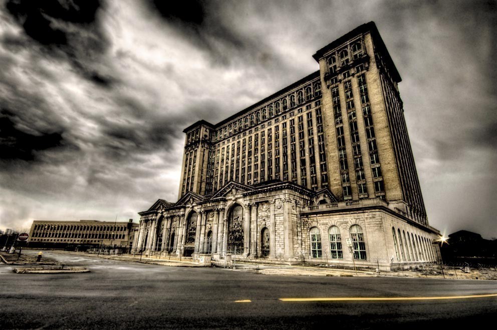 Detroit, Michigan Station, kitört ablakok, körülötte szögesdrót. Forrás: www.etsy.com