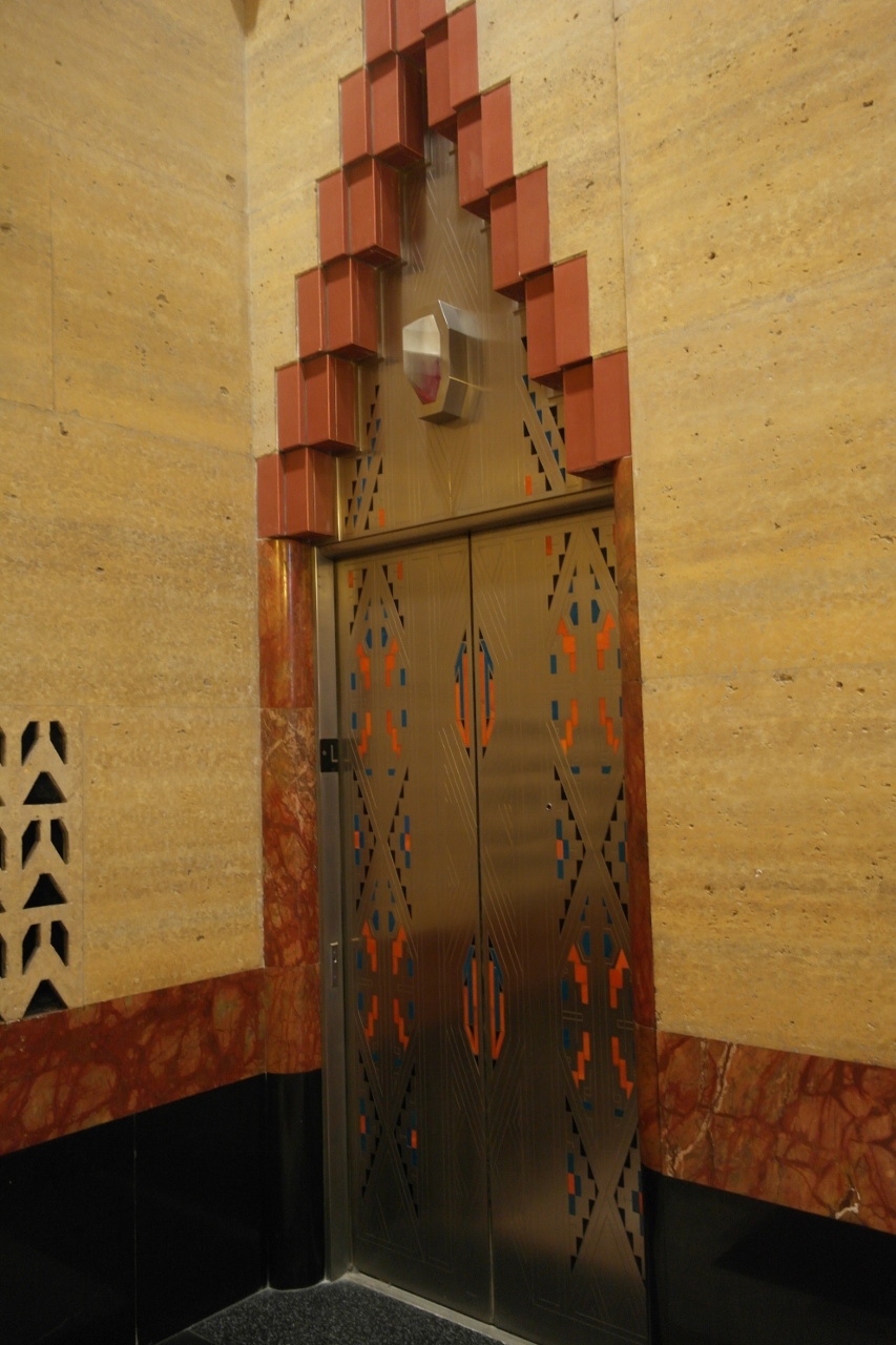 Azték stílusú irodaház. lift ajtaja