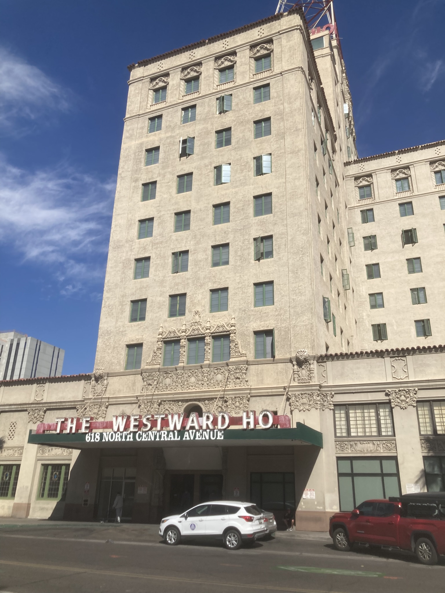 A Westward Hotel látott szebb napokat, valaha talán a legrangosabb szálloda volt Phoenixben. 