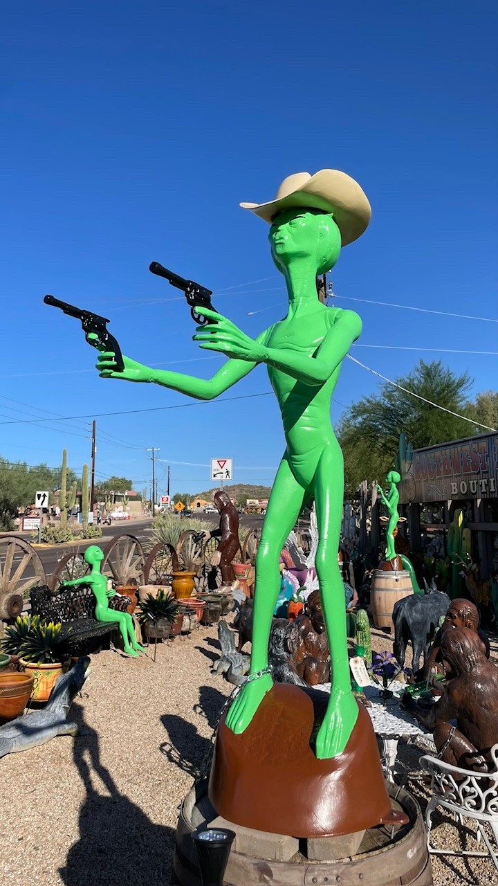 UFO cowboy, mögötte a padon ülő verzió. 