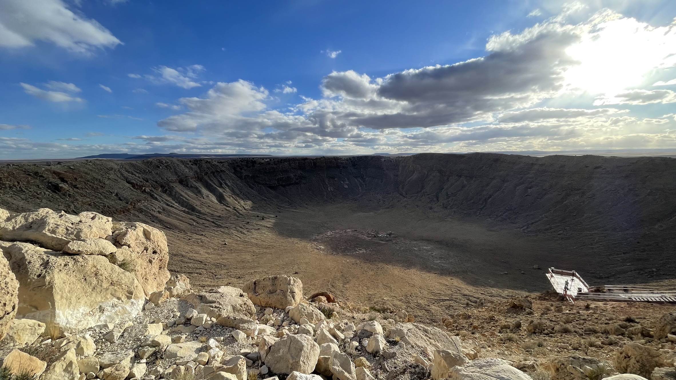 Barringer Meteor kráter - 10 másodperc alatt keletkezett, ahogy becsapódott a meteor. Eredetileg vulkáni eredetűnek gondolták, csak később fedezték fel, hogy valójában meteor ütötte seb. 