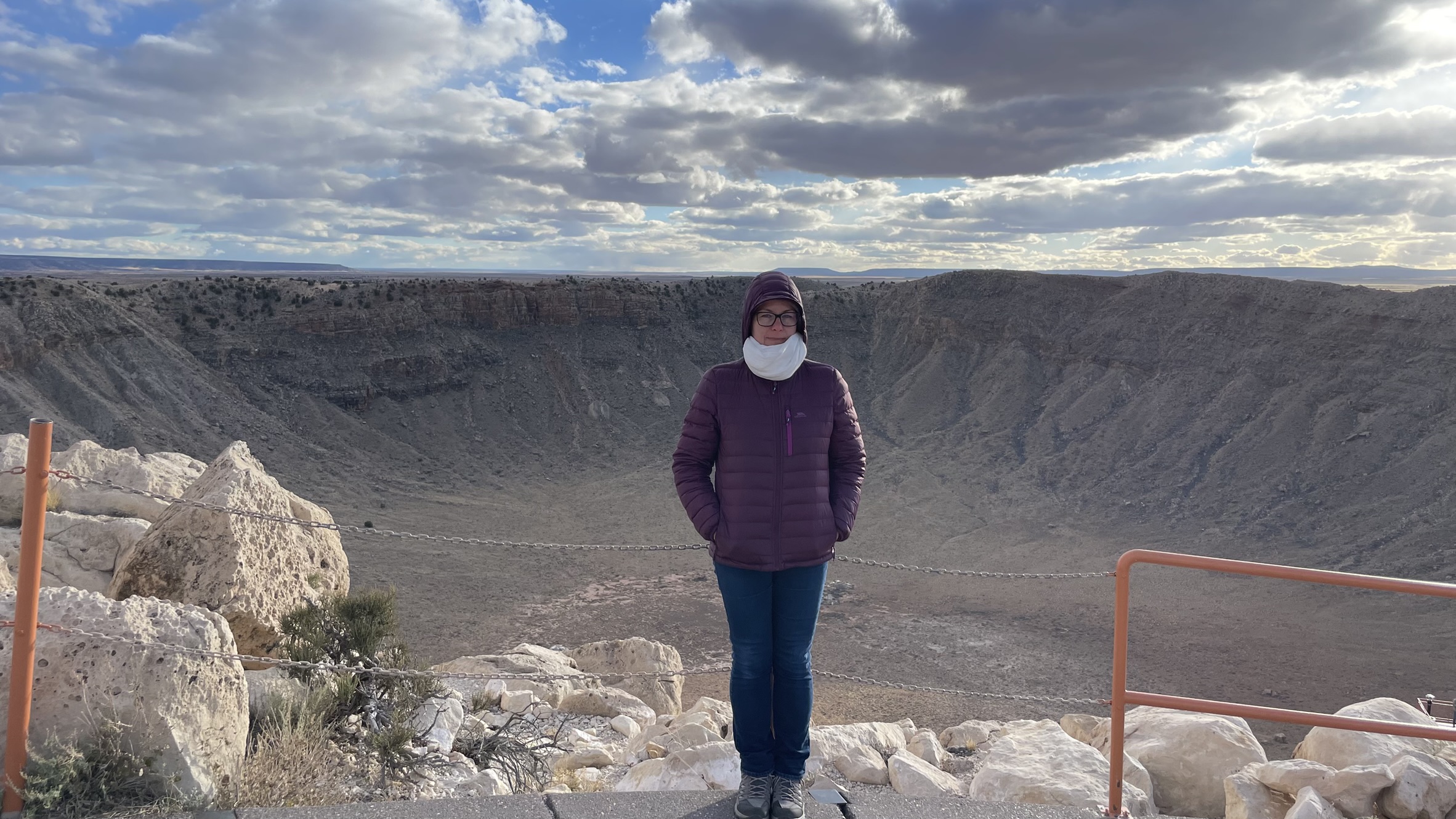 Barringer Meteor kráter. Az alján a NASA ott hagyott egy szkafandert, hogy látható legyen, mekkora egy ember a hatalmas kráterhez képest. (gyakoroltak is itt űrhajósok) Erős nagyításnál látszik csak. 