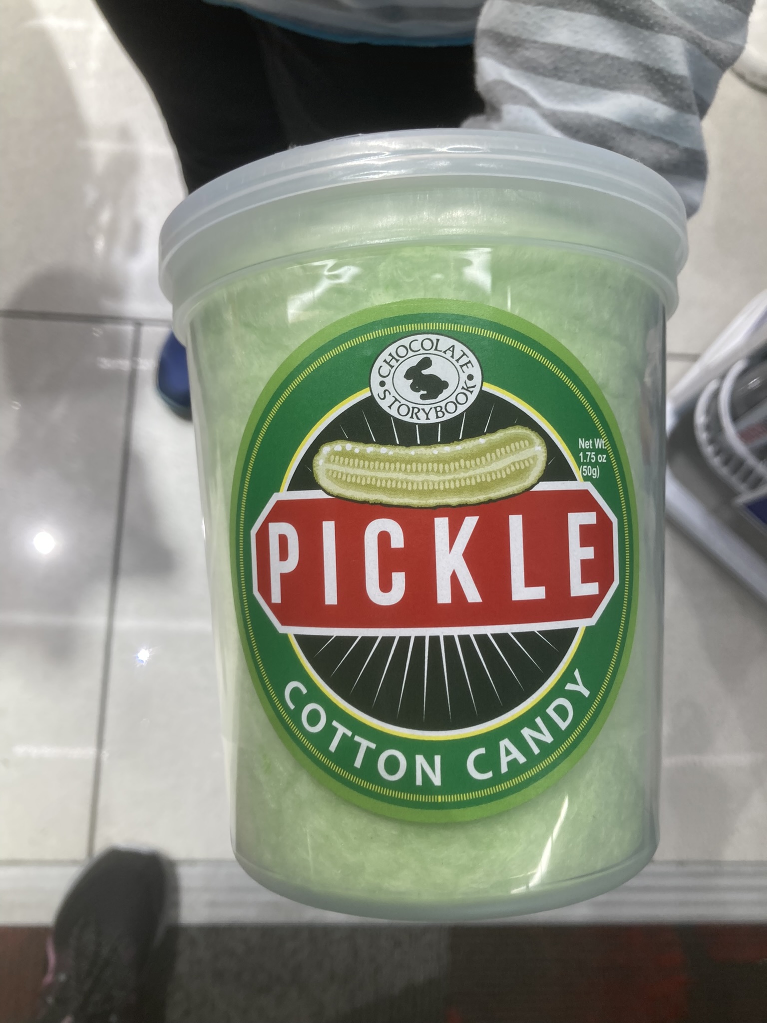 Savanyú uborka ízű vattacukor. Nem akarok ötleteket adni, de ha ennek az oldalára ragasztanának egy kis doboz szívószálas tejet, máris tökéletes kismama-snack. 