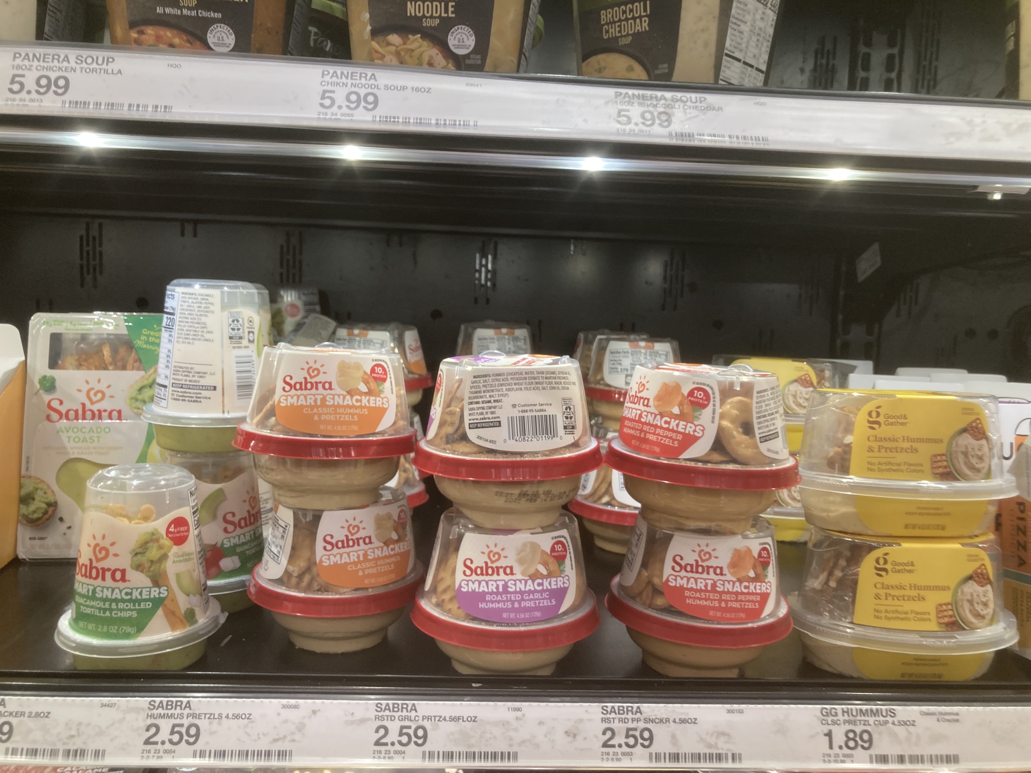 Hummusz pereccel és avokádókrém tortilla chips-el. Utóbbit Mimi nagyon szereti. 