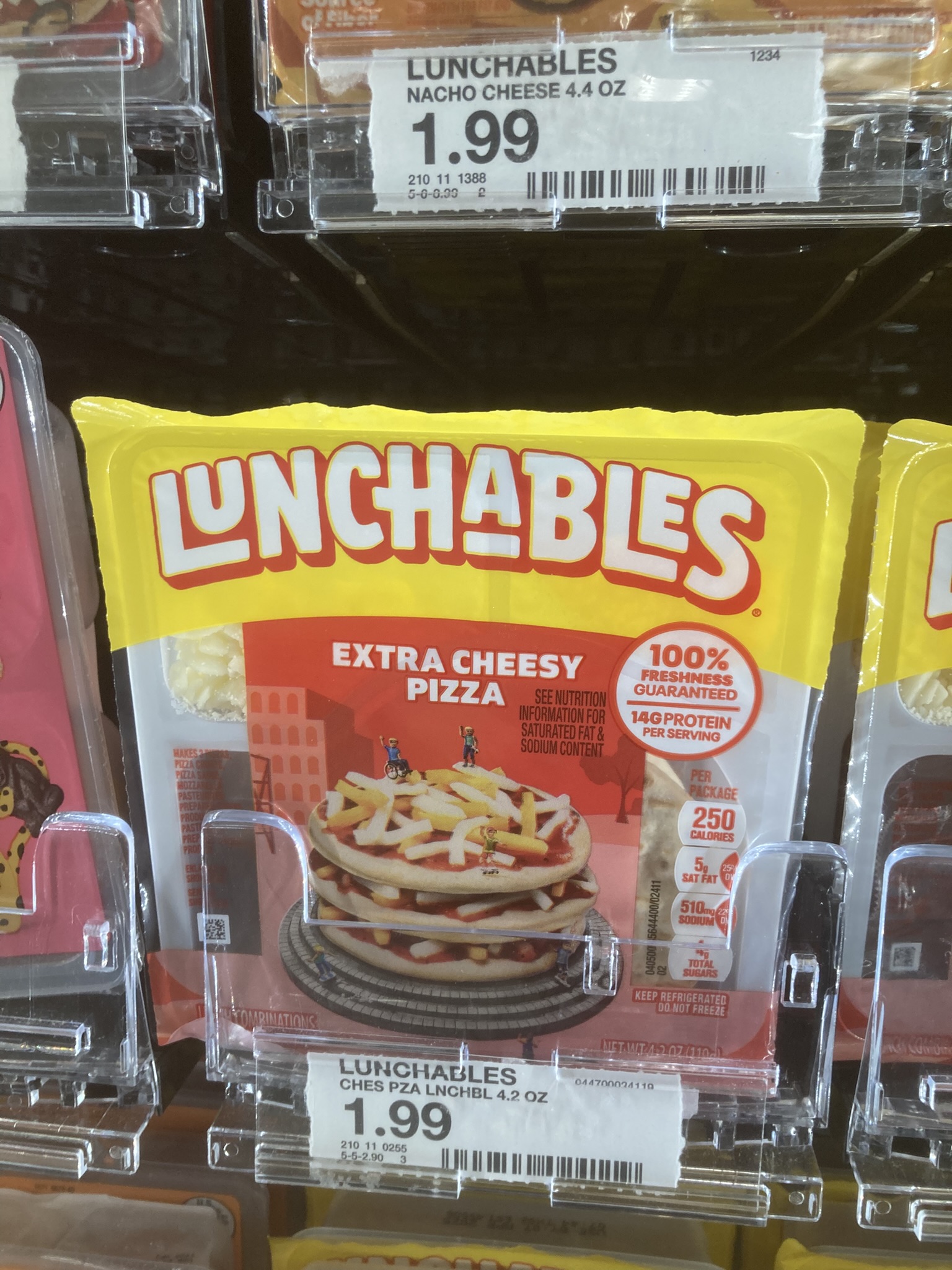 Ha gyorsan meg akarod úszni a gyerek ebédjét, akkor ‘tökéletes‘ választás a lunchable. Ez itt a hideg pizza: előre megsütött tésztalap, a csomagolásban még található paradicsomszósz, amit rákenhet magának, felvágott és sajt, amit rászór. Állítólag finom. 