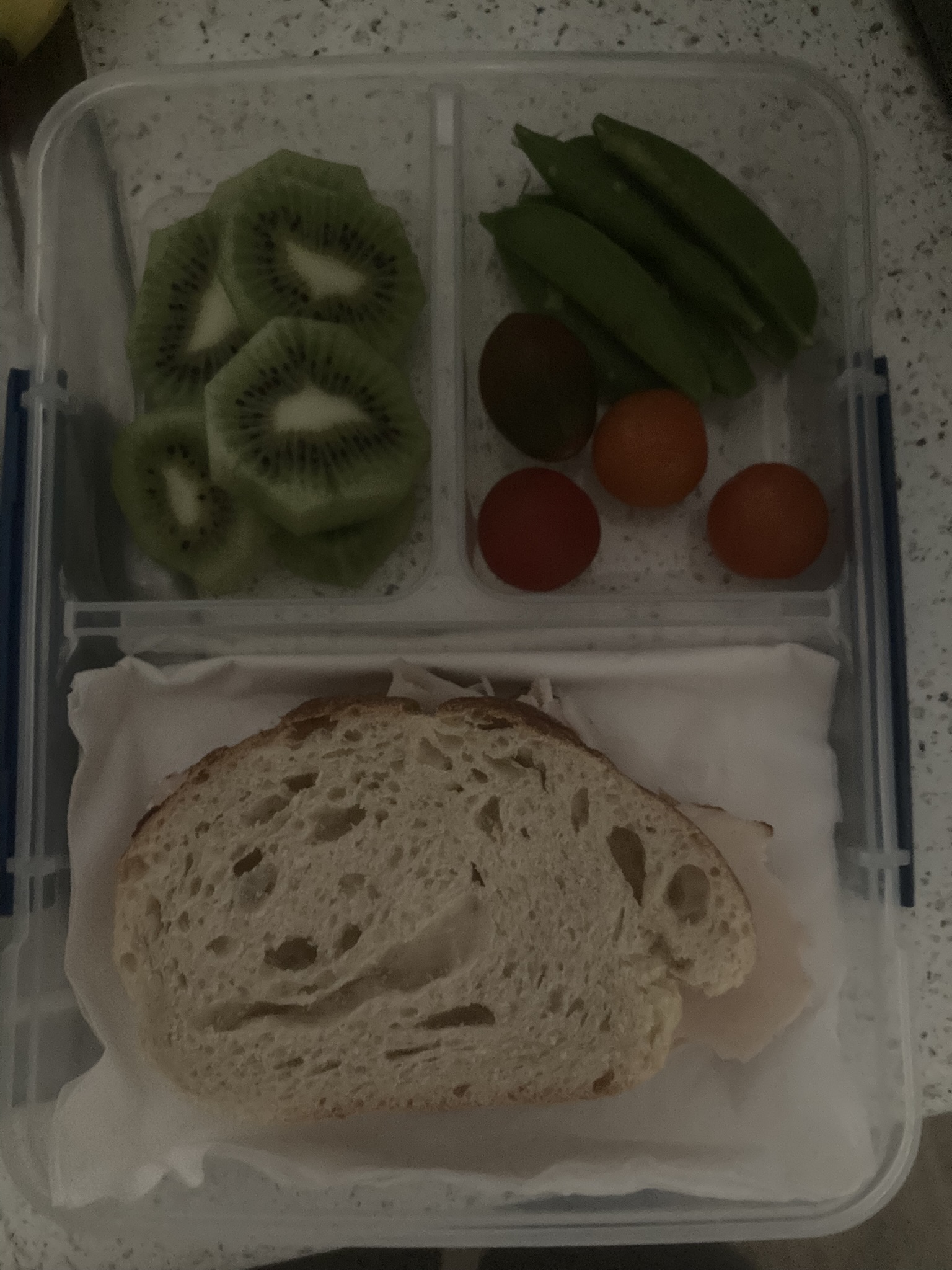 Mimi dobozában szendvics, kiwi, borsó és paradicsom. 
