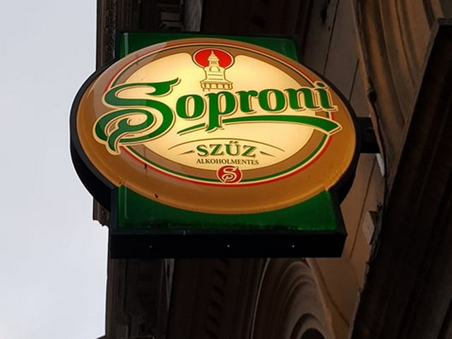 Kocsmába csábít egy alkoholmentes sörreklám