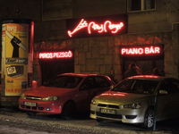 Piros Pezsgő piano bár