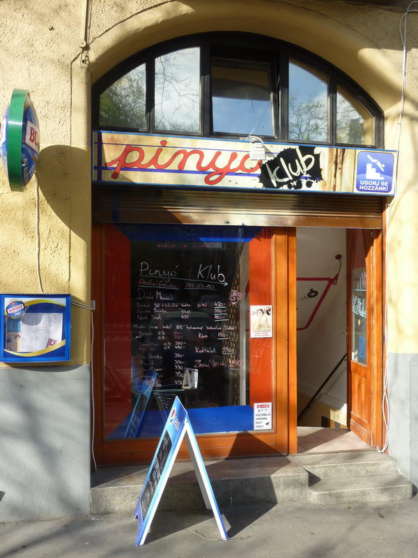 Kinyitott a klub