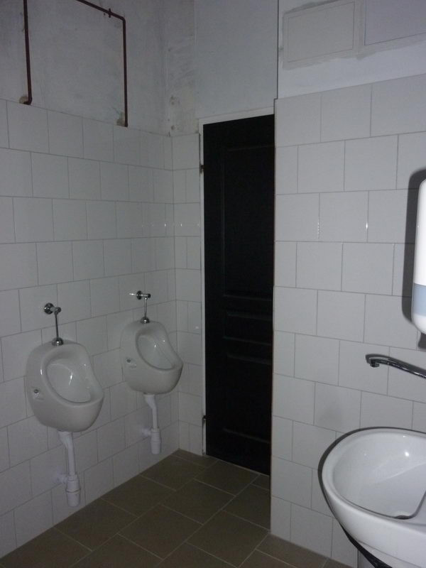 Üres