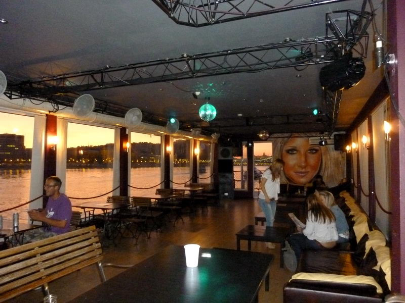 Alkonyodik