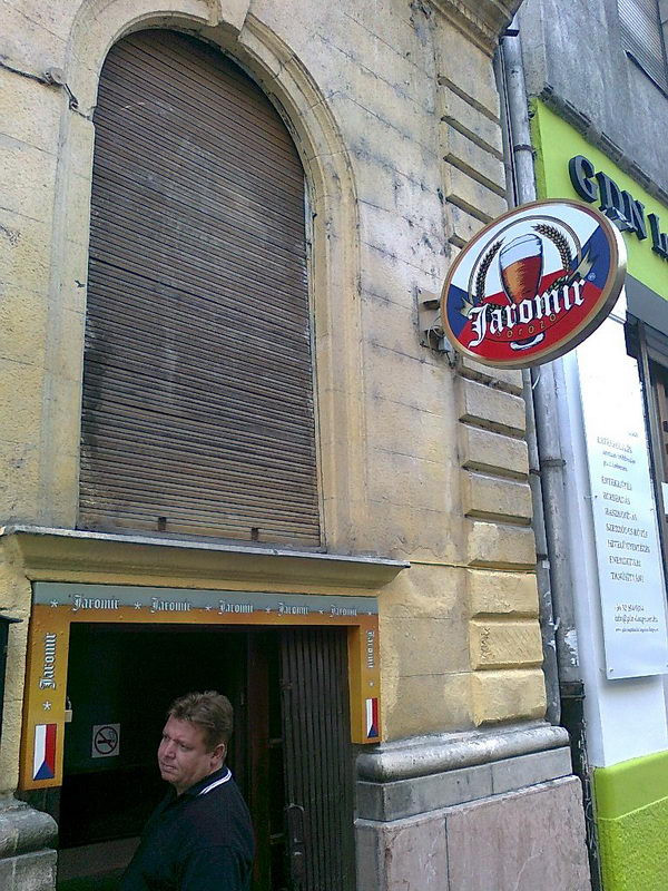 Nyitás
