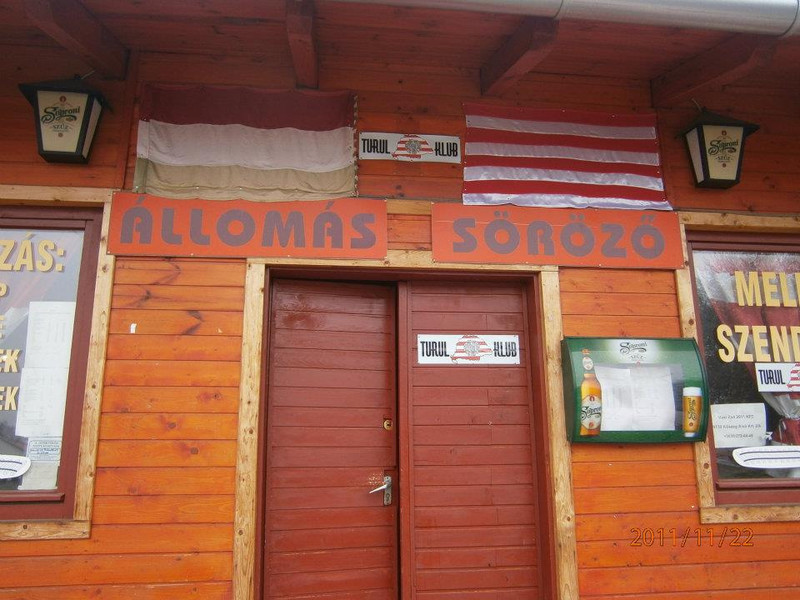 Zázlókkal díszített