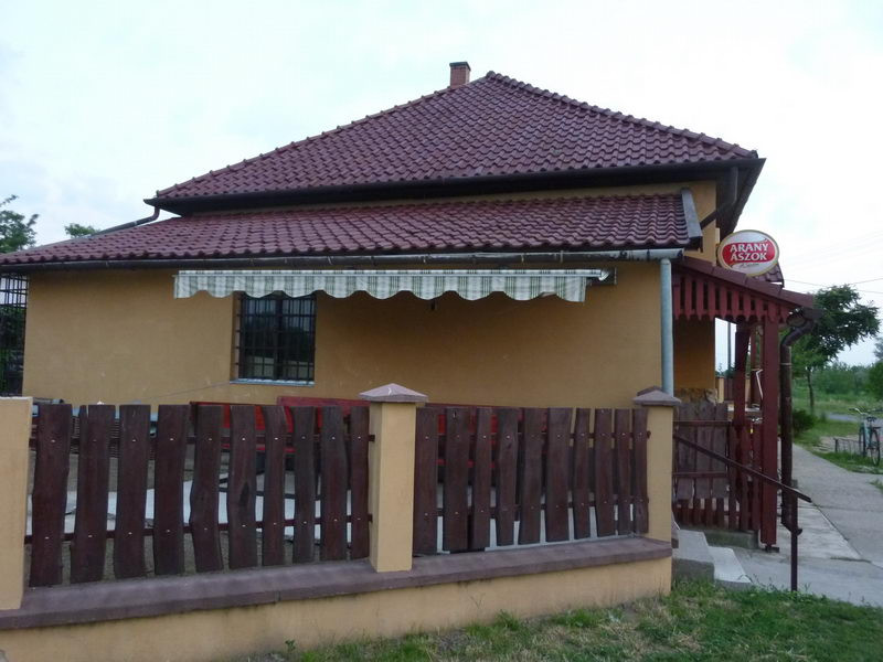 Kerítésen túl
