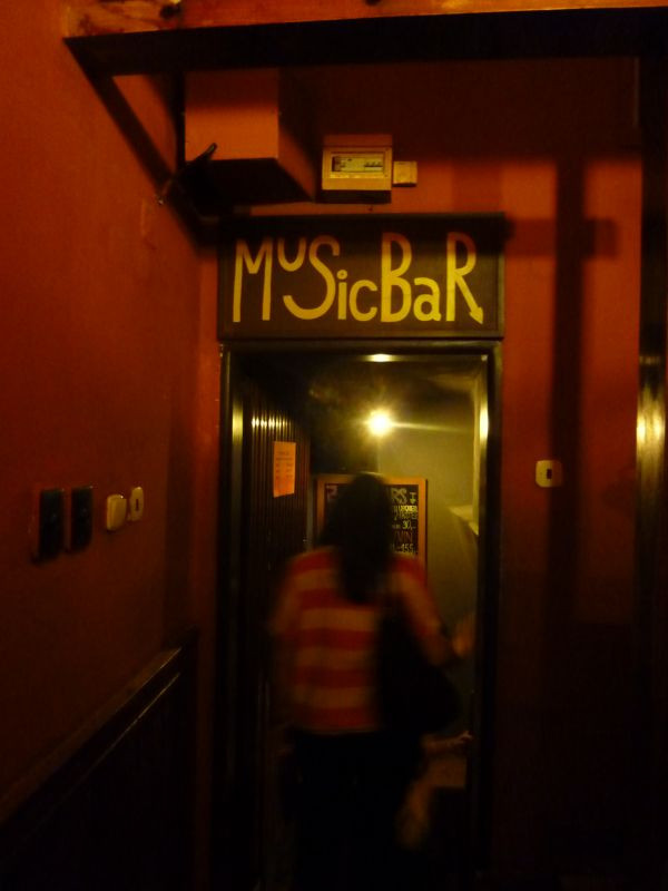 Zenebár