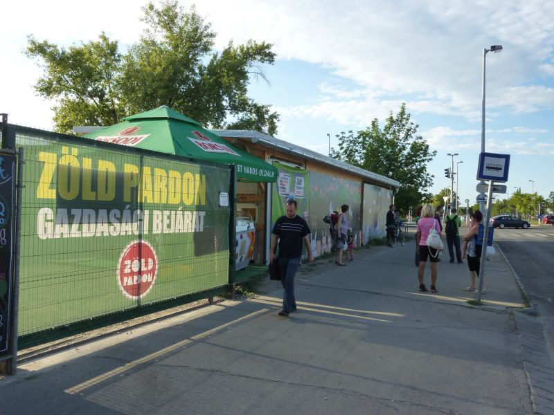 Gazdasági bejárat és buszmegálló