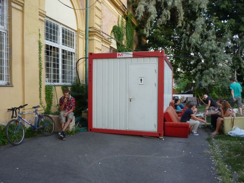 Konténernek dőlve