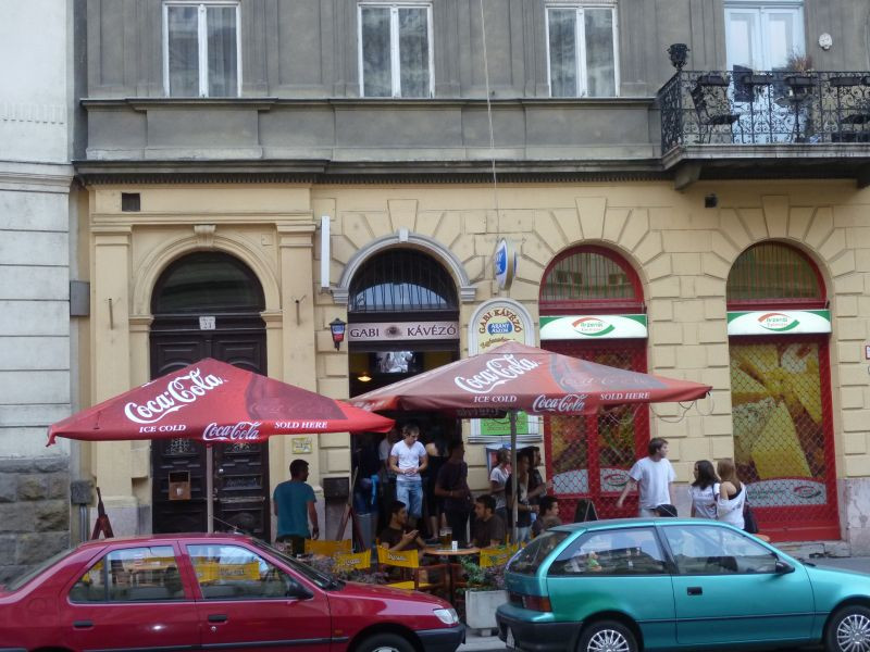 Napernyők között