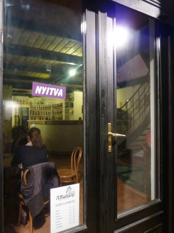 Itt még nyitva