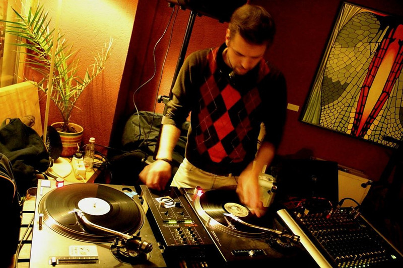 DJ