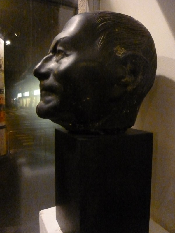 Hrabal kőportré