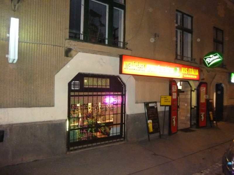 A rácsok mögött