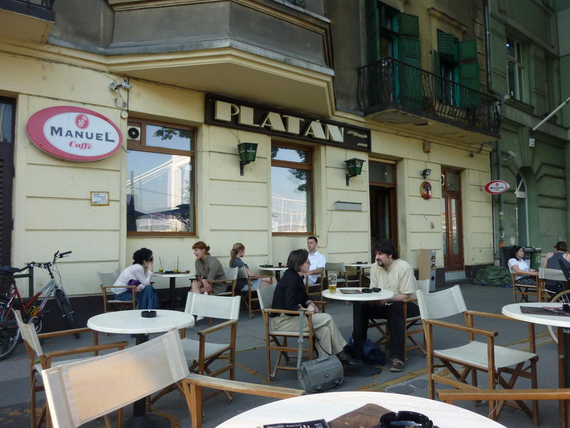 Lakók alatt