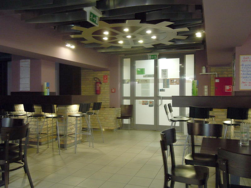 A fotocellás ajtótól jobbra (belül)