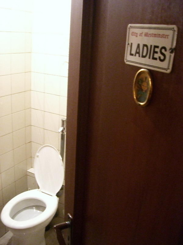 Skót kocsma, angol WC