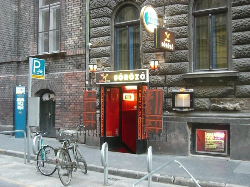 A bejárat előtt bringaparkoló