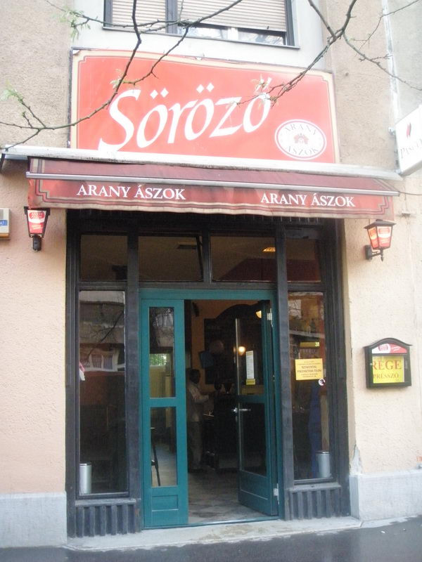 A söröző fölött laknak
