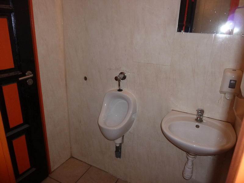 Szükséghely dupla piszoárral