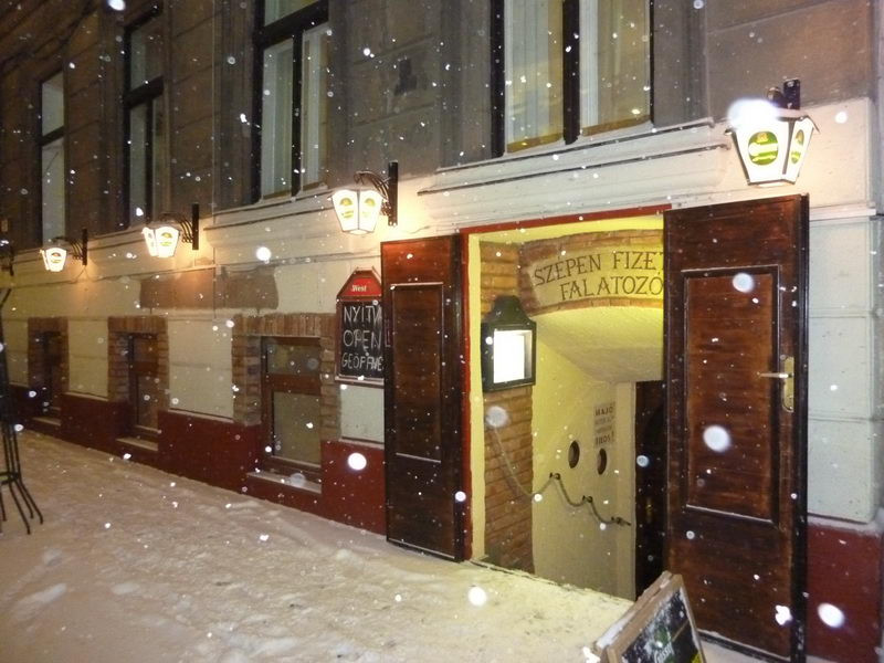 Stilizált hajó a hópelyhek mögött