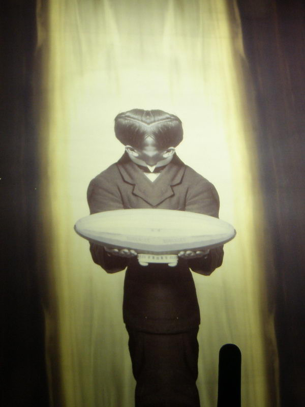 UFO mögött neon