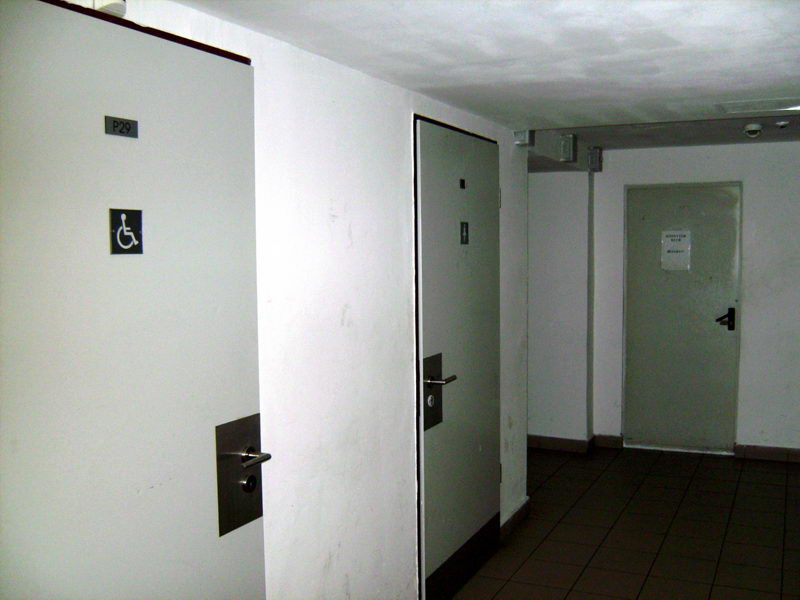 A toilet helységbe lépve egy másik világ tárul elénk