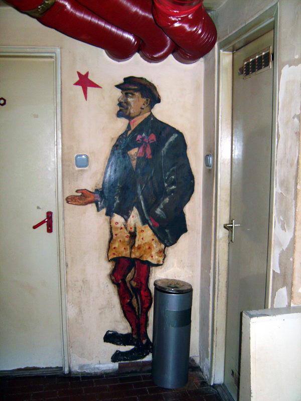Lenin alsógatyában? Régen golyót ért!