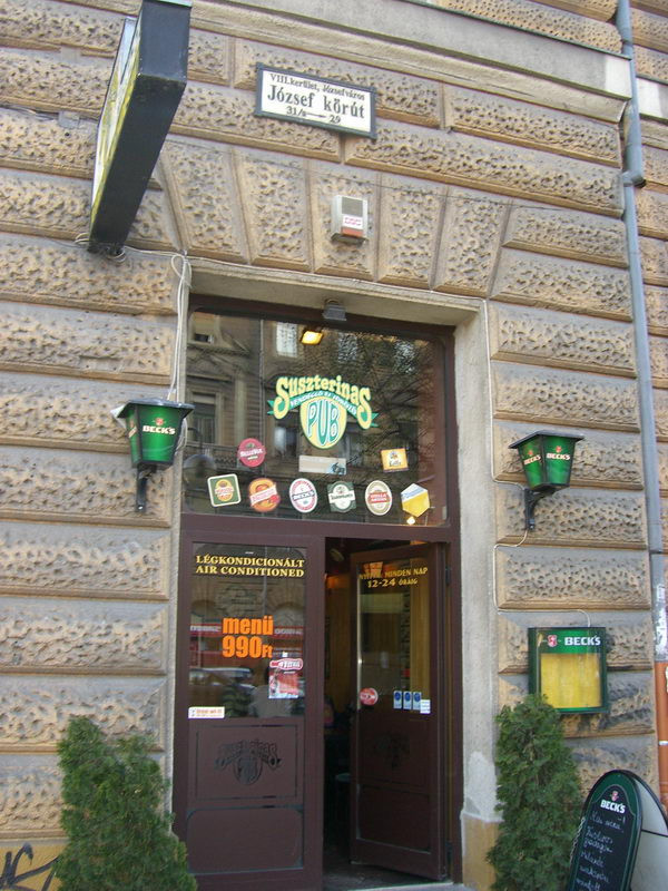 A villamosmegállóból rálátni